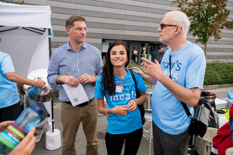 Magnus met vrijwilligers van Mary's Meals bij de katholieke Charismatic Conference in BRNO, Tjechië 