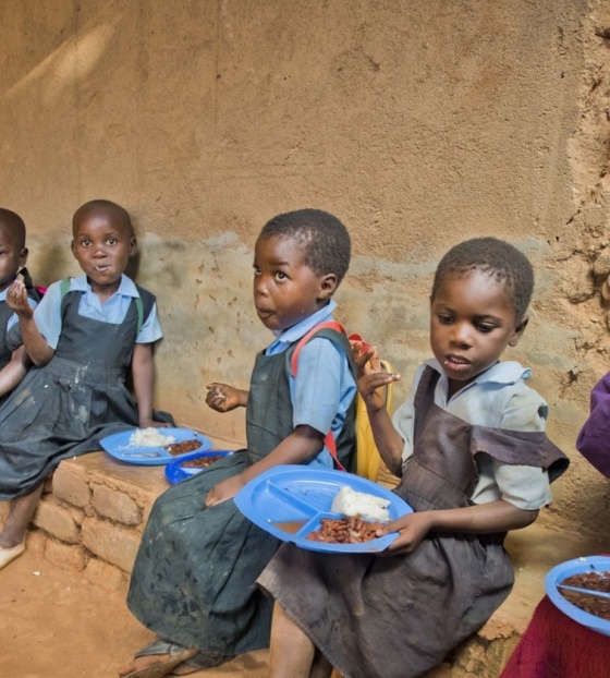 Kinderen eten het voedsel van Mary's Meals